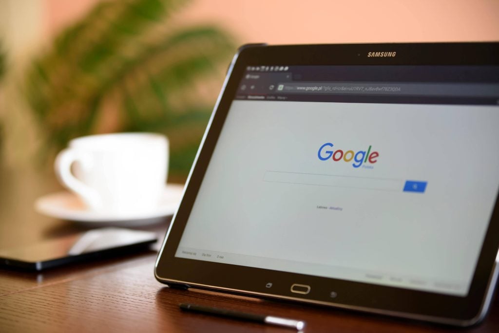 Photo d'une tablette tactile avec la page de recherche Google