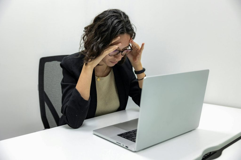 Photo d'une dame exaspérée devant son ordinateur